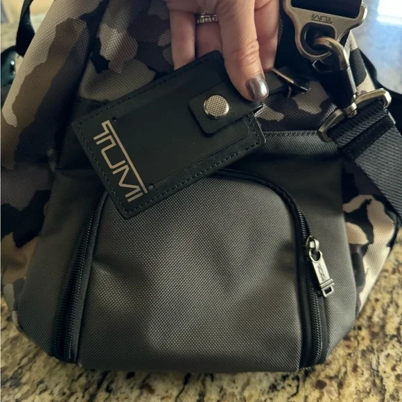 Camo Tumi duffel travel bag - Picture 6 of 8
